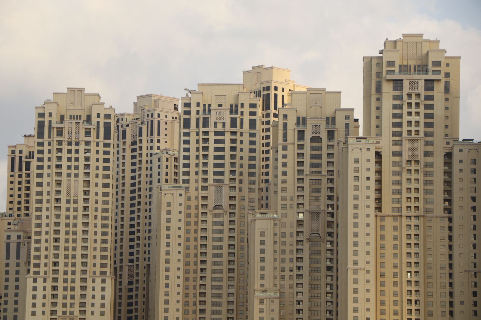 Navigating Dubai Off-Plan Investment Risks Effectively