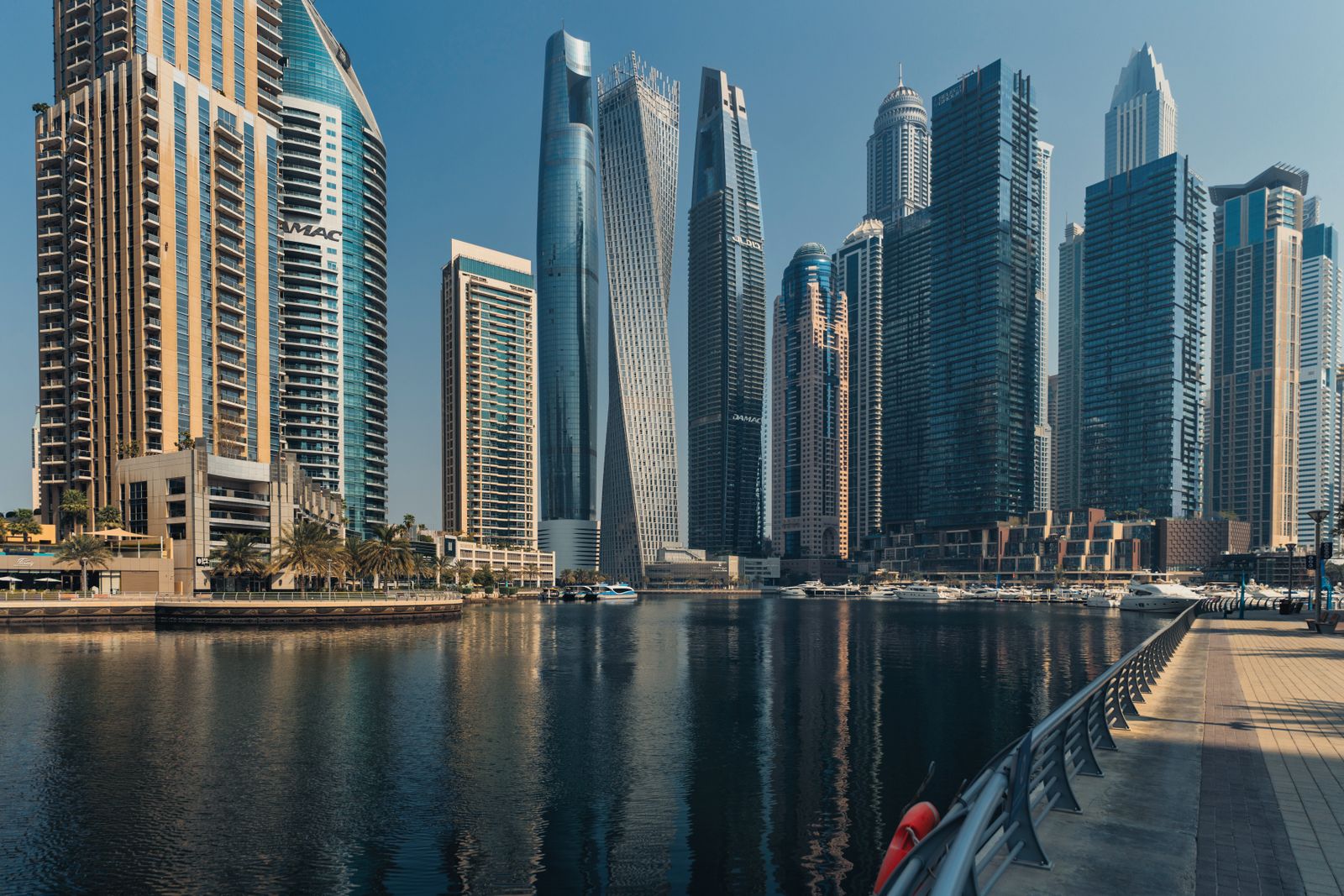الضرائب خالية حسب التصميم: مقارنة نموذج دبي الضريبي مع ملاذات الثروات التقليدية